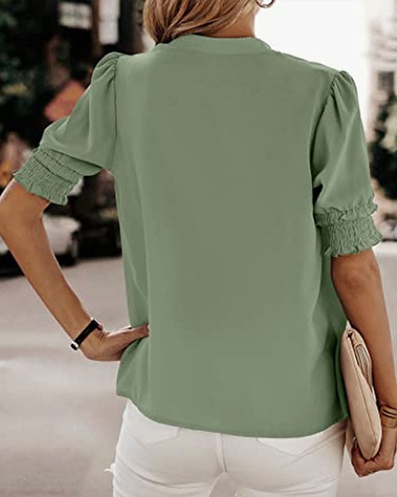 Leicht & Elegant – Kurzärmelige Bluse mit V-Ausschnitt