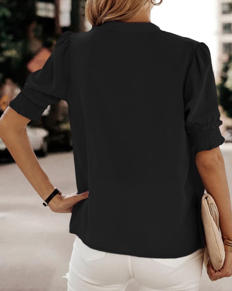 Leicht & Elegant – Kurzärmelige Bluse mit V-Ausschnitt