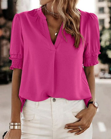Leicht & Elegant – Kurzärmelige Bluse mit V-Ausschnitt