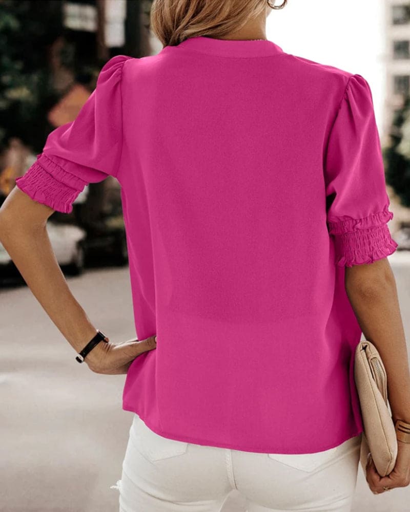 Leicht & Elegant – Kurzärmelige Bluse mit V-Ausschnitt