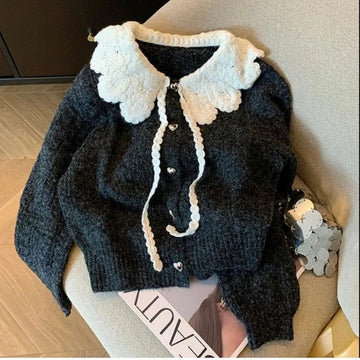 Kuschelige Strickjacke mit Spitzenkragen - Alicia