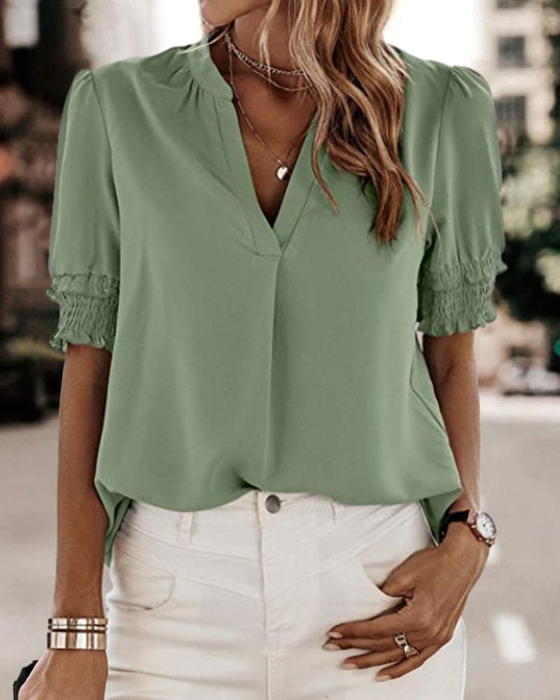 Leicht & Elegant – Kurzärmelige Bluse mit V-Ausschnitt