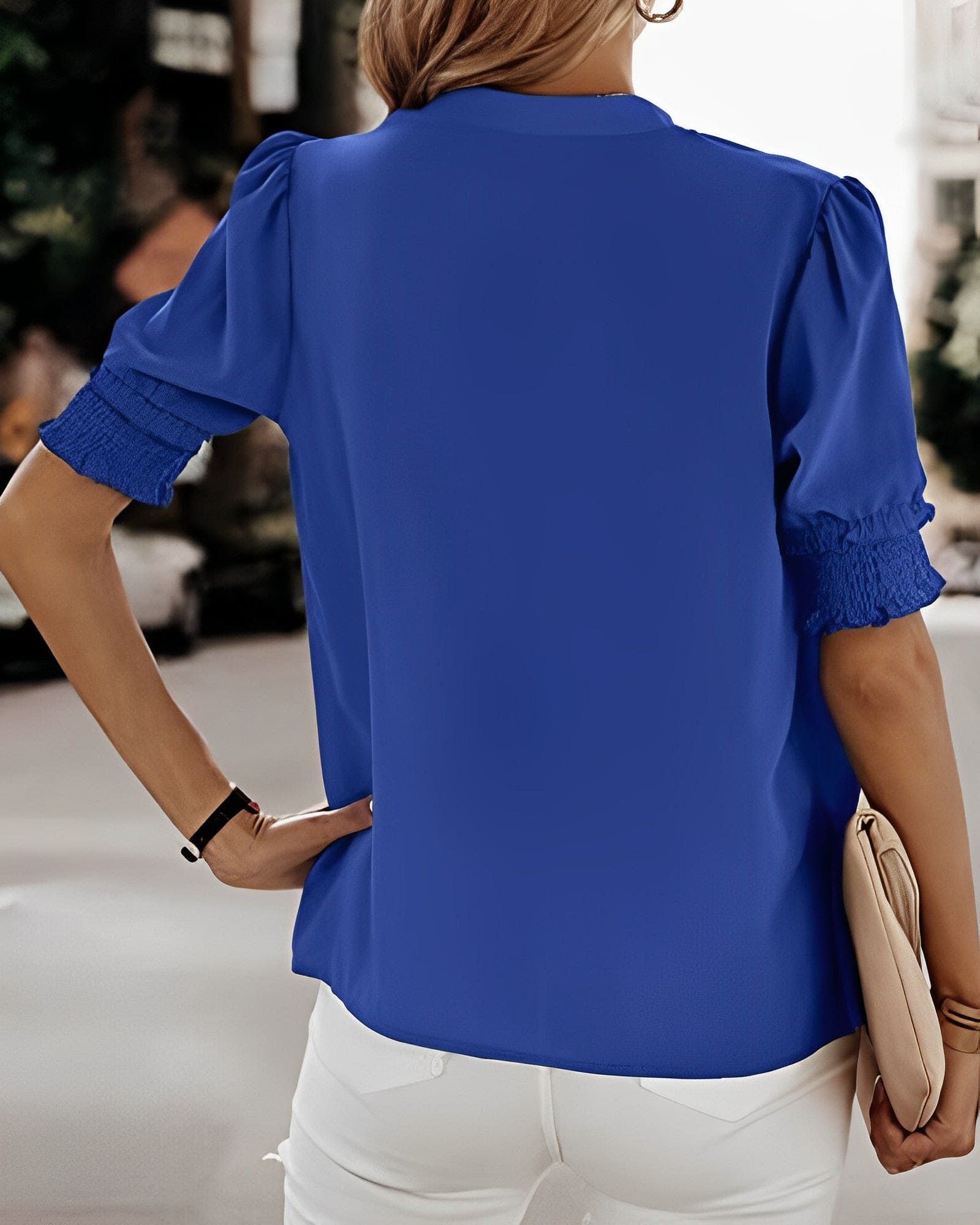 Leicht & Elegant – Kurzärmelige Bluse mit V-Ausschnitt