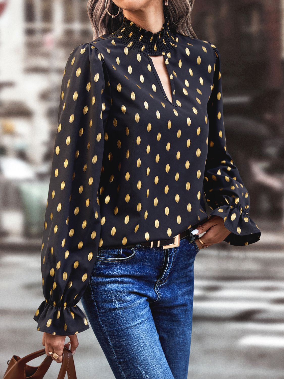 Potlačená blúzka s výstrihom - mäkký výstrih a nariasené rukávy