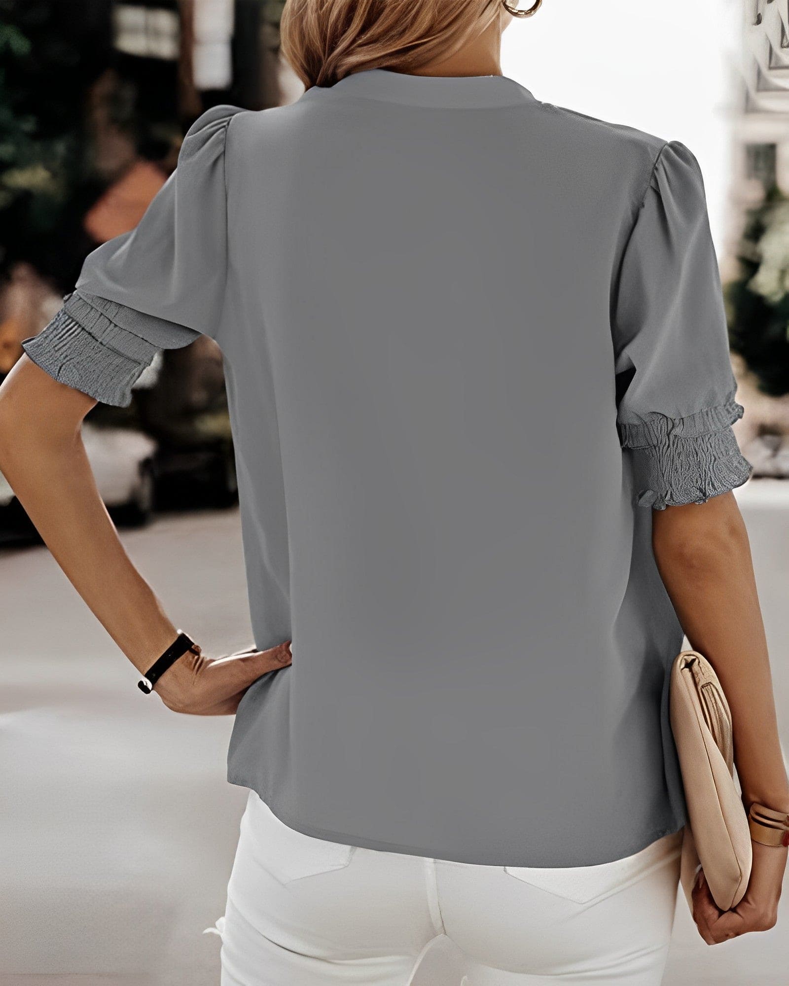 Leicht & Elegant – Kurzärmelige Bluse mit V-Ausschnitt