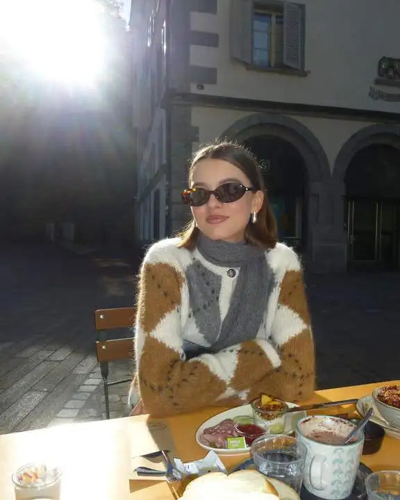 Kaye pletený sveter | pletený sveter s výstrihom do V, gombíkovou légou a károvaným vzorom