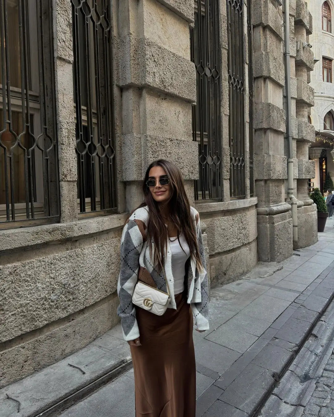 Kaye pletený sveter | pletený sveter s výstrihom do V, gombíkovou légou a károvaným vzorom