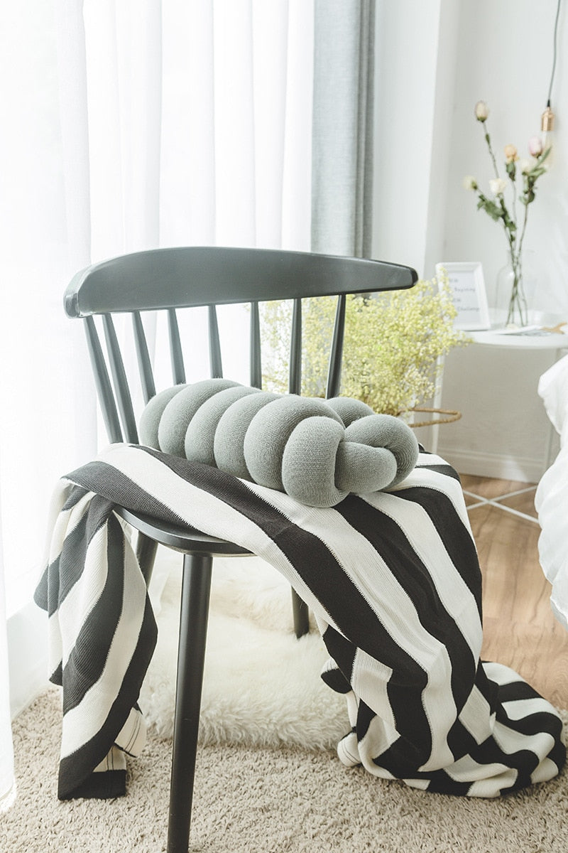 Lunaro – Dekoračný vankúš v tvare uzla z pleteniny, ručne vyrobený