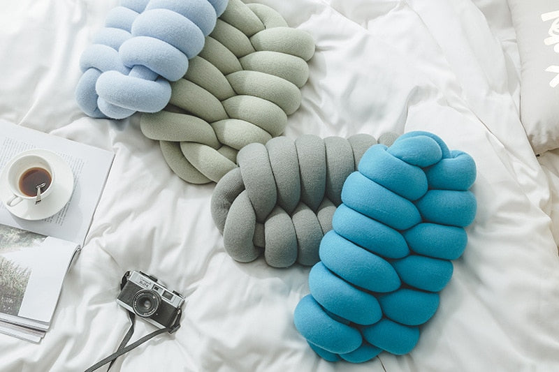 Lunaro – Dekoračný vankúš v tvare uzla z pleteniny, ručne vyrobený