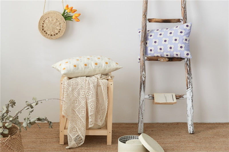 Floriva – obliečka na vankúš obdĺžniková s výšivkou sedmokrásky, bavlna