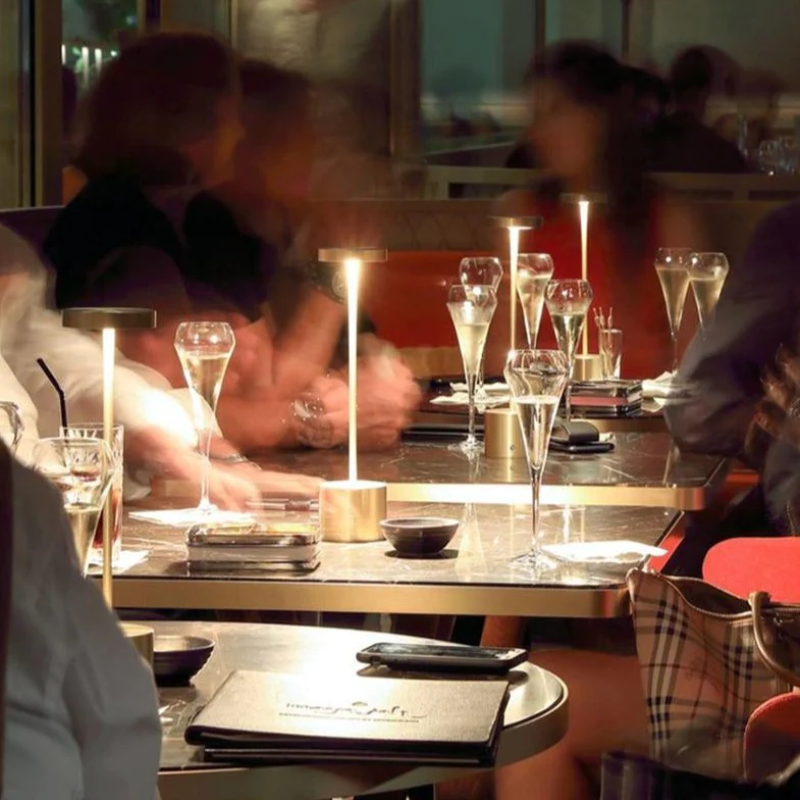 Lumivio – Bezdrôtová LED stolná lampa stmievateľná, kovová, prenosná