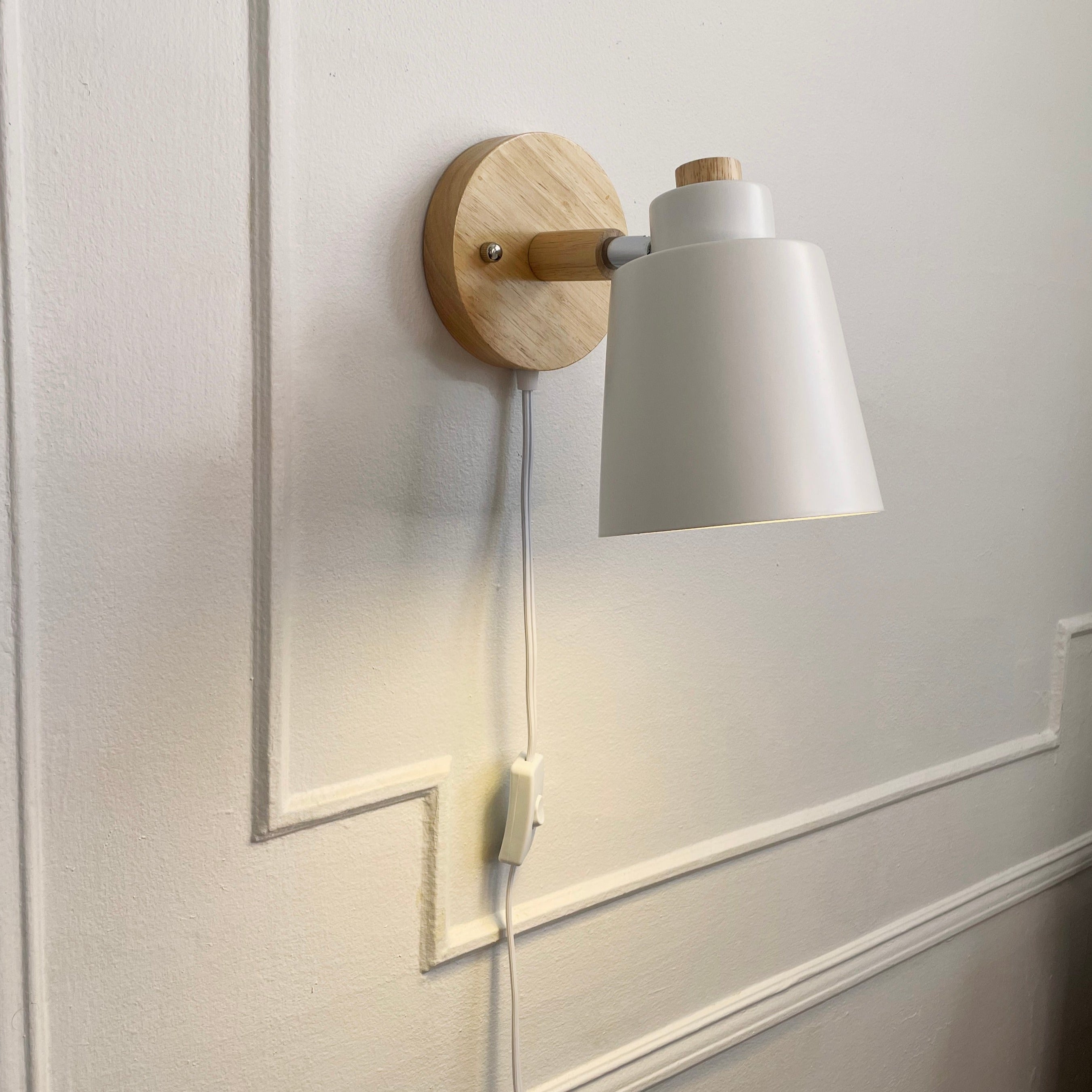 Lumosia – otočná čítacia lampa drevo a kov so zástrčkou – nastaviteľný tienidlo