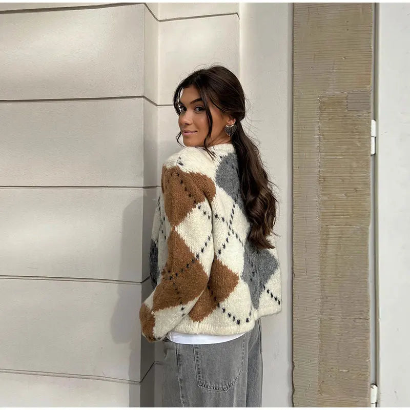 Kaye pletený sveter | pletený sveter s výstrihom do V, gombíkovou légou a károvaným vzorom