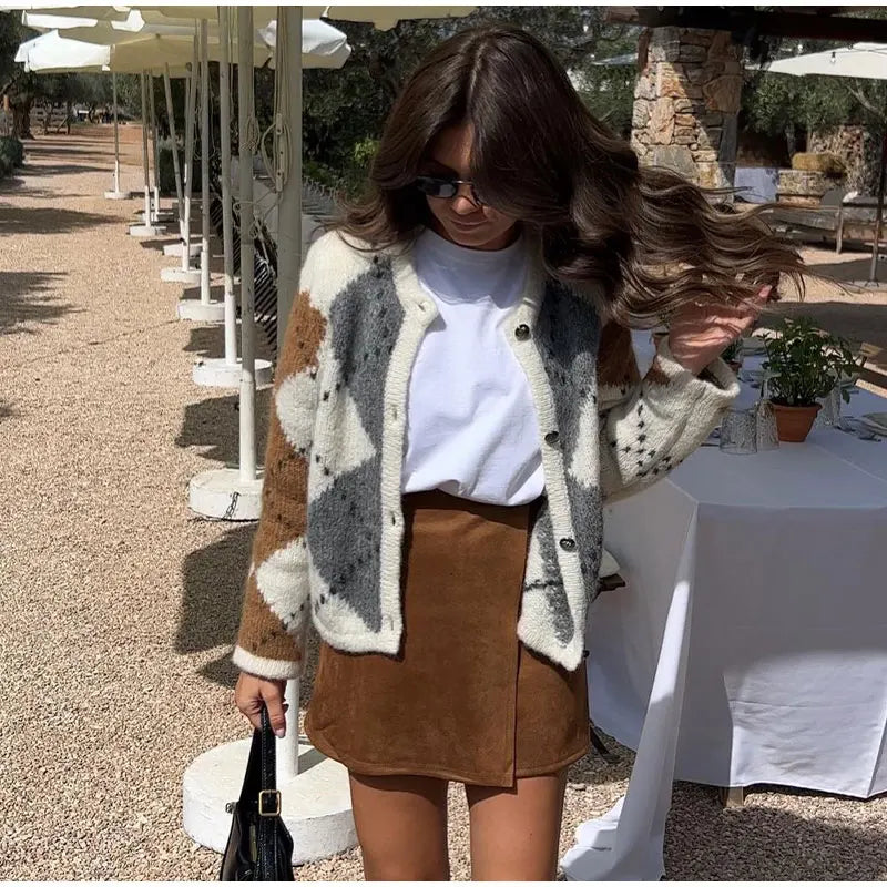 Kaye pletený sveter | pletený sveter s výstrihom do V, gombíkovou légou a károvaným vzorom