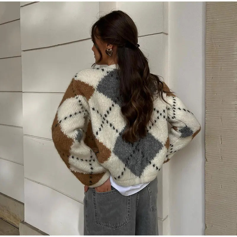 Kaye pletený sveter | pletený sveter s výstrihom do V, gombíkovou légou a károvaným vzorom