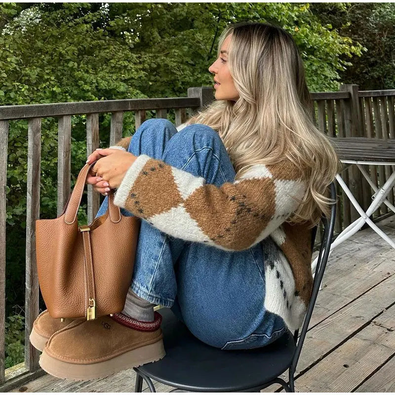 Kaye pletený sveter | pletený sveter s výstrihom do V, gombíkovou légou a károvaným vzorom