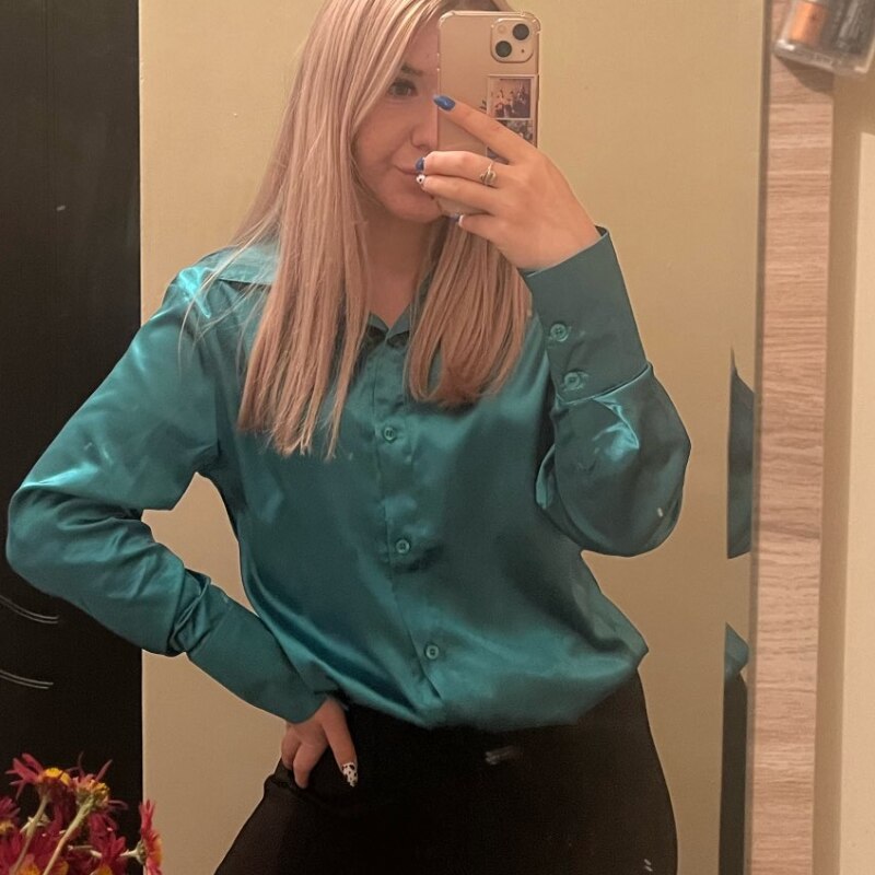 Devako Sophias Satinbluse mit Polokragen | Büro-Damen-Bluse aus Seide | Vintage-Design mit lockerem Knoten | Elegante Mode