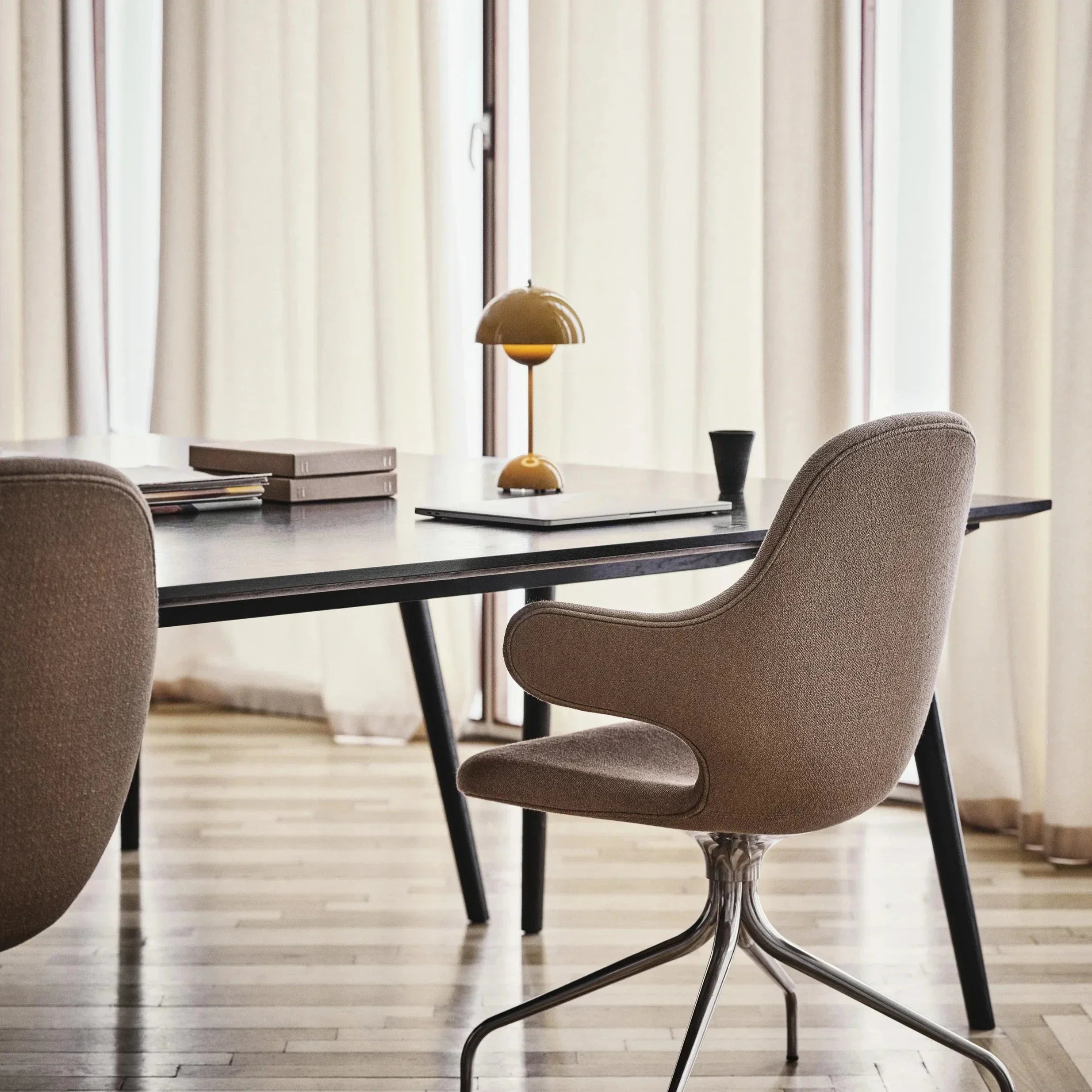 LunarGlow - LED stolná lampa pre atmosférické interiéry