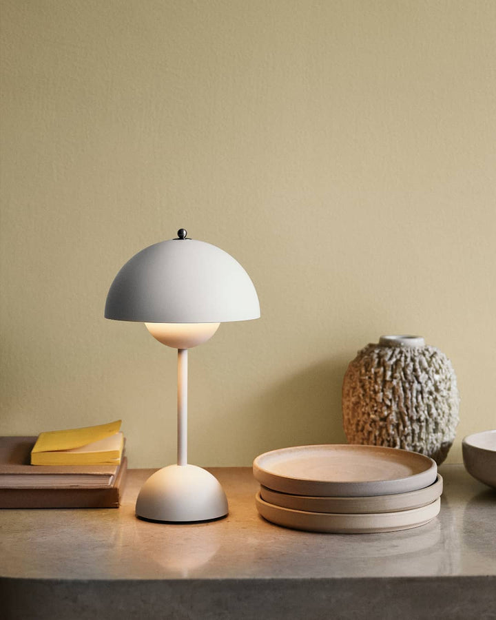 Devako Umbrilight - stolná lampa s retro tienidlom