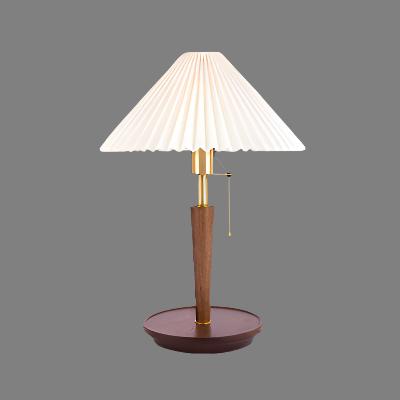 Pleatwood - stolná lampa z skladaného dreva