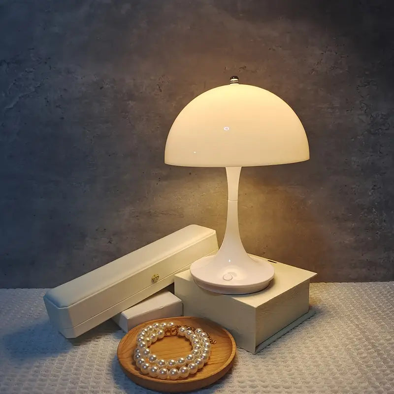 Devako luxusná a moderná stolná lampa