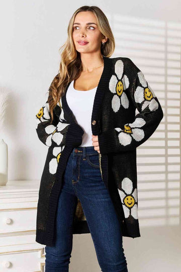 Strickjacke mit Blumen und Knöpfen - Hila
