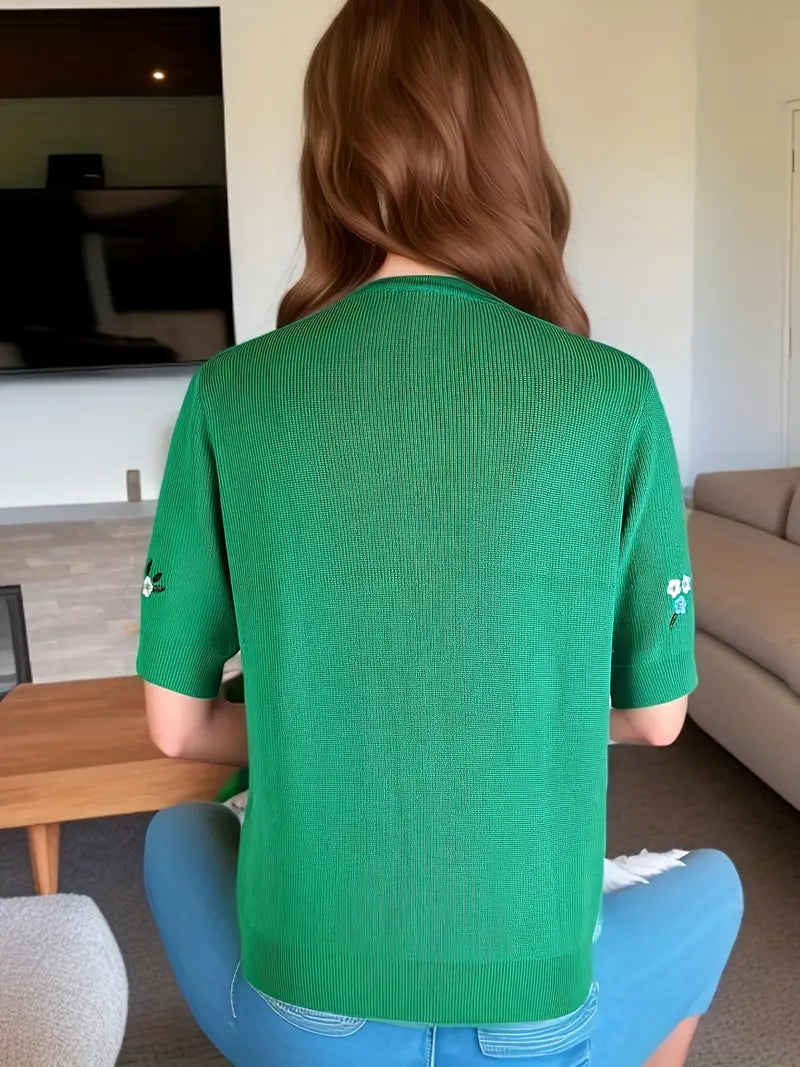 Rita - pulóver s kvetinovým motívom a zapínaním na gombíky pre elegantný vzhľad