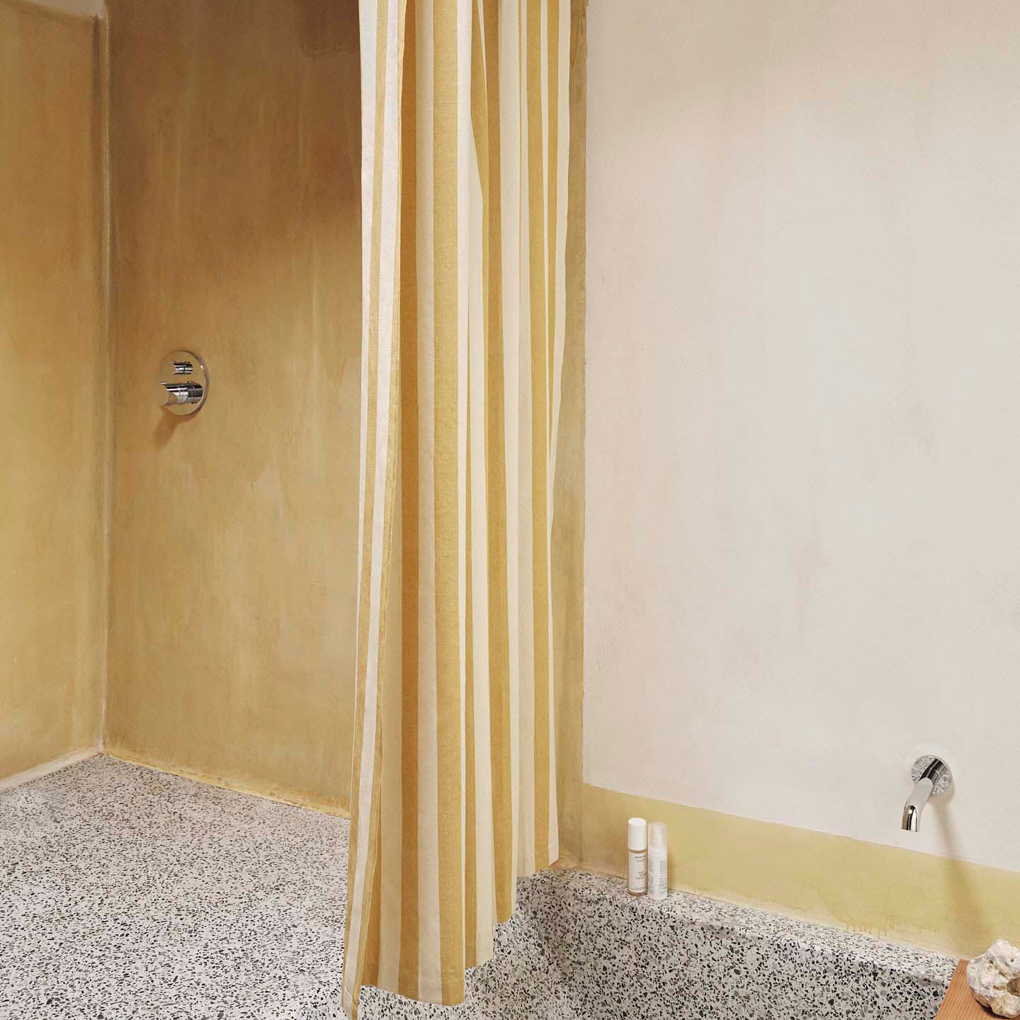 Laverne – Chambray záves do sprchy vodoodpudivý v pieskovej optike