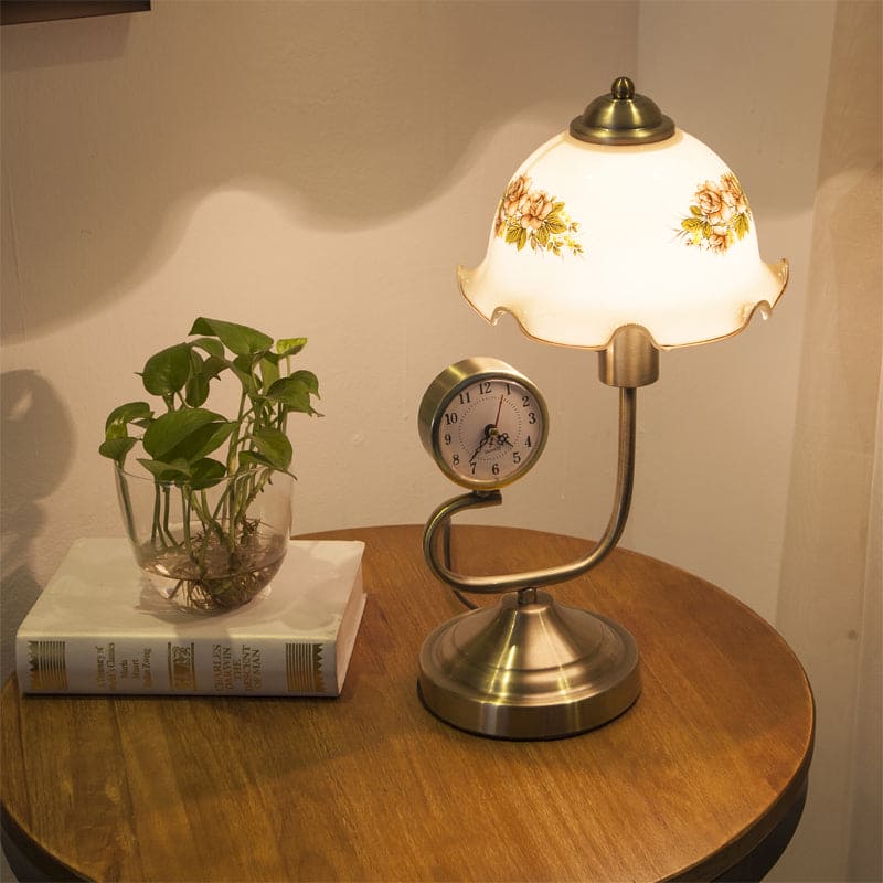 FloraGlow - Florale Tischleuchte im Landhausstil