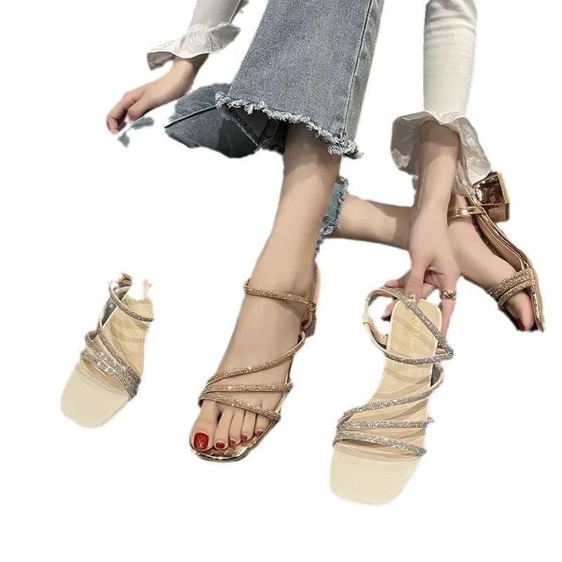 Elegante Sandalen mit funkelnden Strasssteinen - Saylor