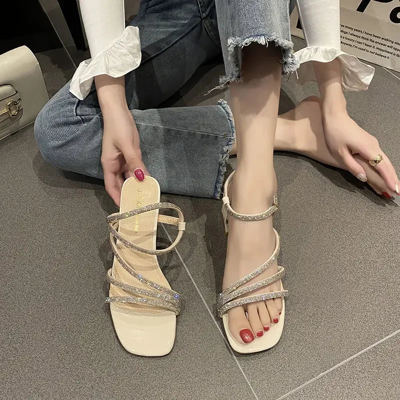 Elegante Sandalen mit funkelnden Strasssteinen - Saylor