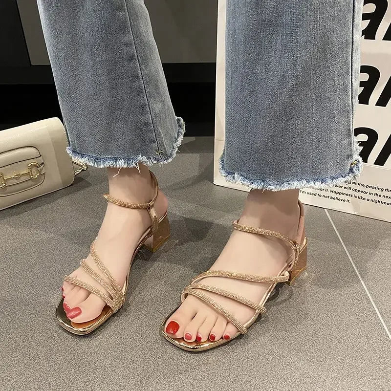 Elegante Sandalen mit funkelnden Strasssteinen - Saylor