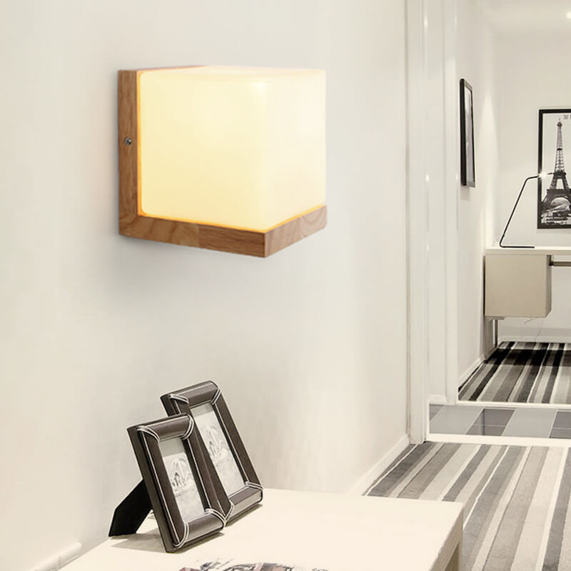 EcoShine - Moderne Wandleuchte aus Holz mit kubischem Sockel