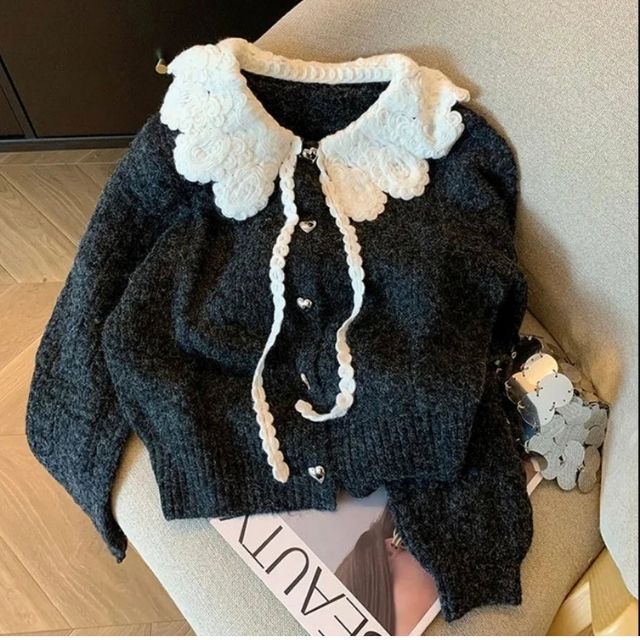 Kuschelige Strickjacke mit Spitzenkragen - Alicia