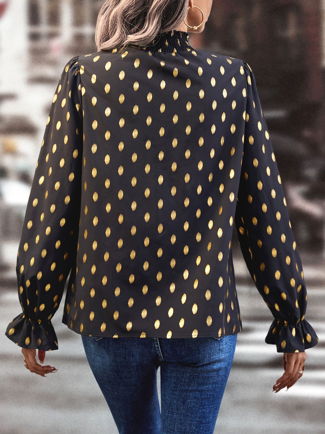 Potlačená blúzka s výstrihom - mäkký výstrih a nariasené rukávy