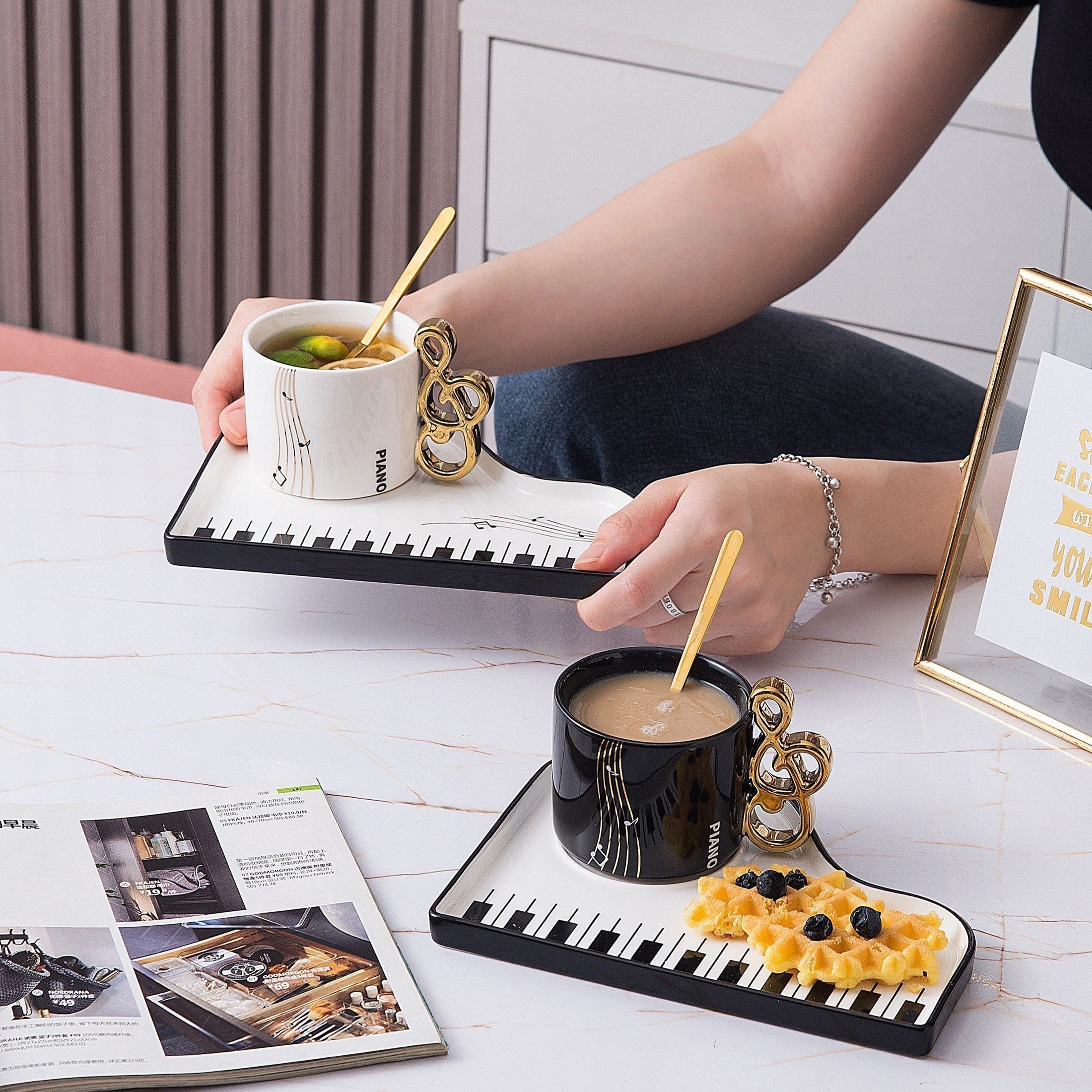 Notano – Ensemble de tasses motif piano en céramique & plateau – pour les amateurs de musique