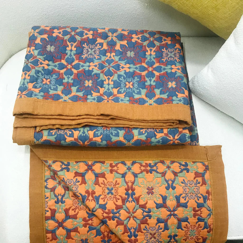 Orange & Blau gemusterter Quilt aus sechslagiger Baumwolle - TerraLoom