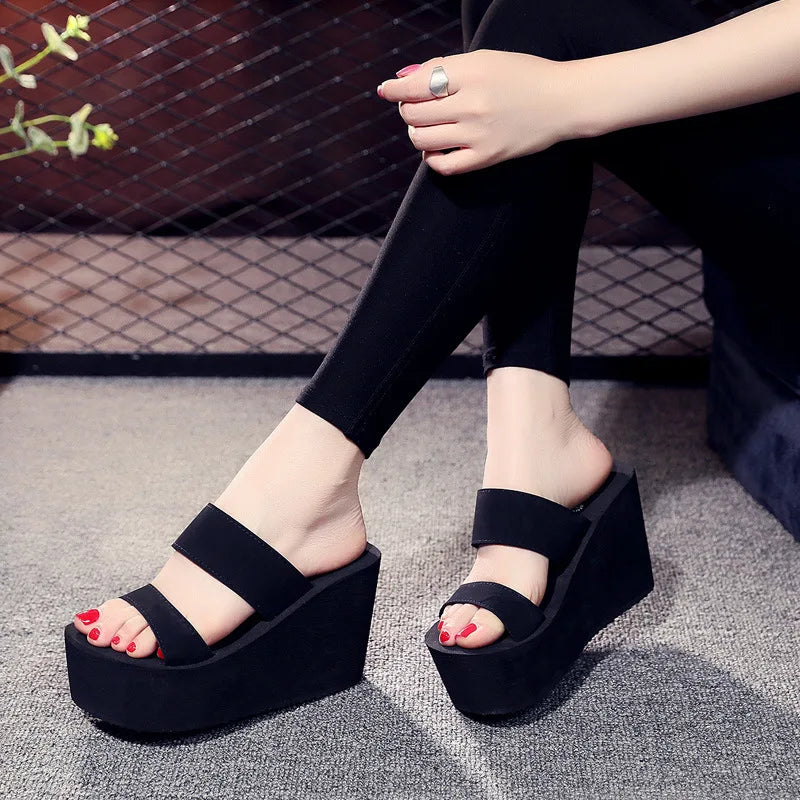 Schwarze Flip Flops mit dicken Sohlen - Evangeline