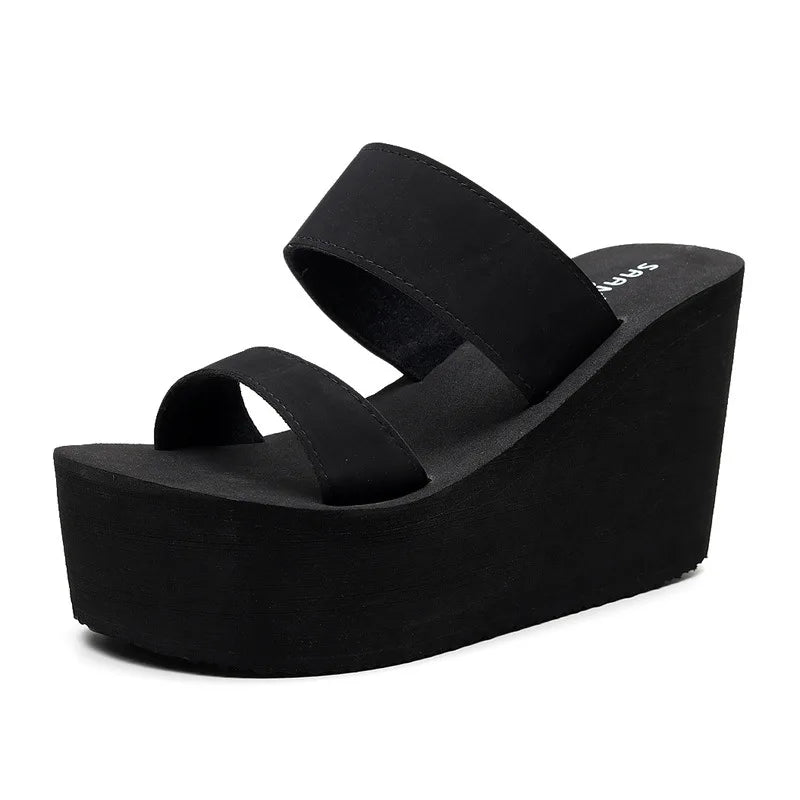 Schwarze Flip Flops mit dicken Sohlen - Evangeline