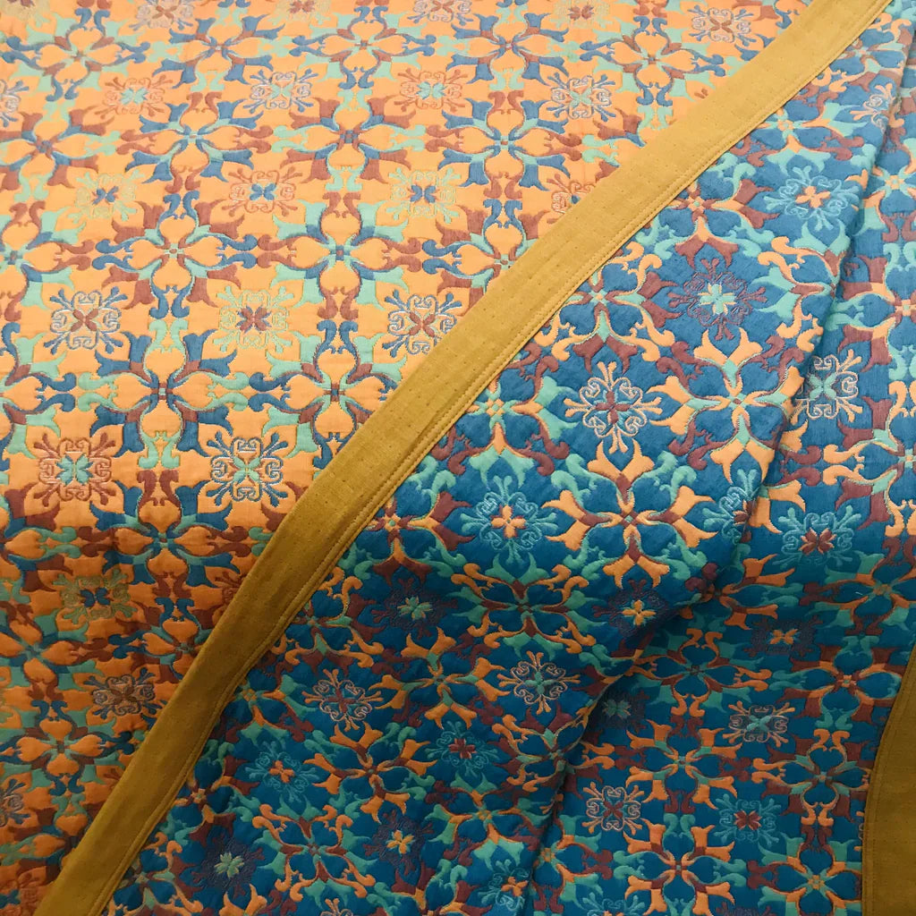 Orange & Blau gemusterter Quilt aus sechslagiger Baumwolle - TerraLoom
