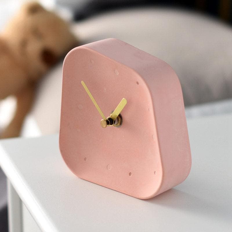 Chronora – Cementbordur med retrodesign og gyldne visere