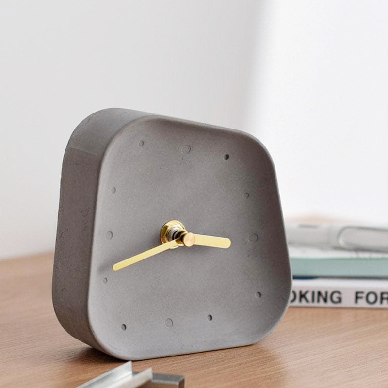 Chronora – Cementbordur med retrodesign og gyldne visere