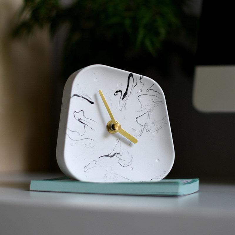 Chronora – Cementbordur med retrodesign og gyldne visere