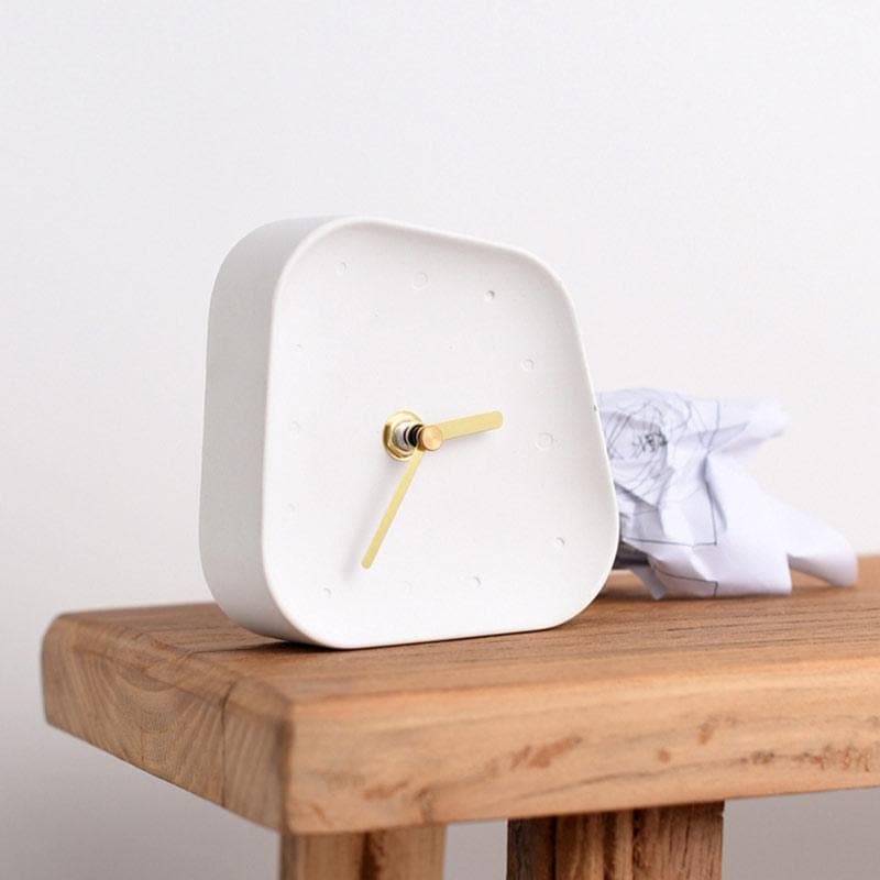 Chronora – Cementbordur med retrodesign og gyldne visere