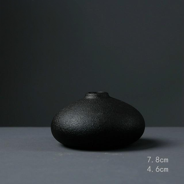 Vases en céramique texturés noirs comme la nuit