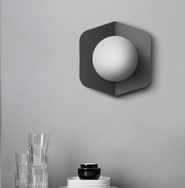 Lumora – Væglampe kugle & tallerken af mælkeglas, moderne & farverig