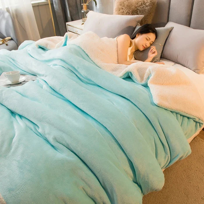 WoolHaven – Winterdecke mit Plüschfutter & Doppelseitigem Woll-Design