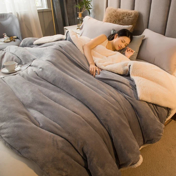 WoolHaven – Winterdecke mit Plüschfutter & Doppelseitigem Woll-Design
