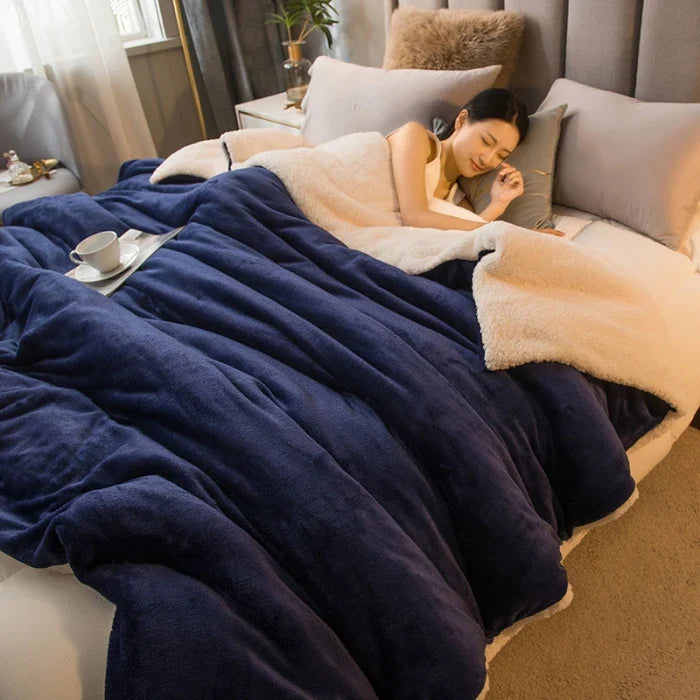 WoolHaven – Winterdecke mit Plüschfutter & Doppelseitigem Woll-Design