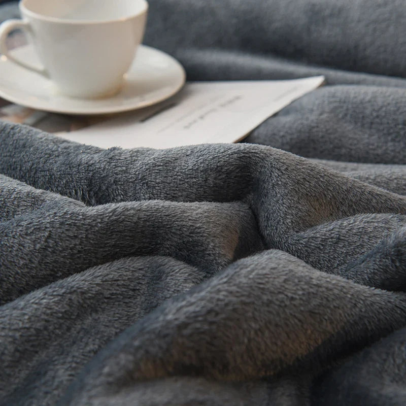 WoolHaven – Winterdecke mit Plüschfutter & Doppelseitigem Woll-Design